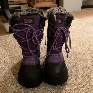 Womens size 8 snow boots
